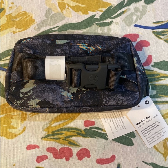 Lululemon Mini Belt Bag - Picture 2 of 6